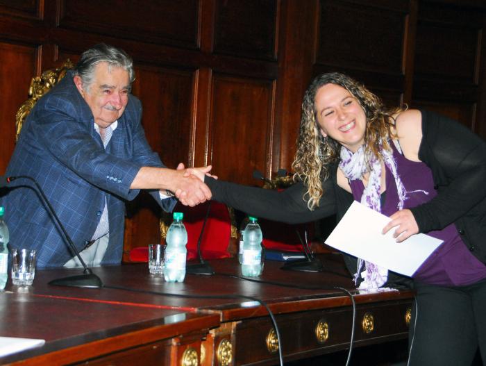 Presidente felicita a estudiantes egresados de Medicina