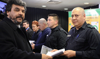 Jefe de Policía de Montevideo, Mario Layera, entrega diploma a participante del curso