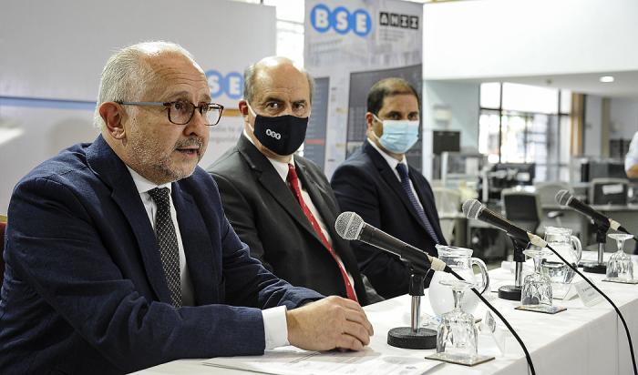 Ministro Pablo da Silveira en acuerdo entre el MEC y el BSE
