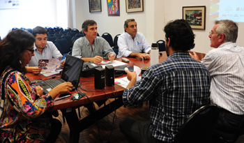 Director de OPP, Álvaro García, con equipo técnico del Programa Cerro Largo incluye