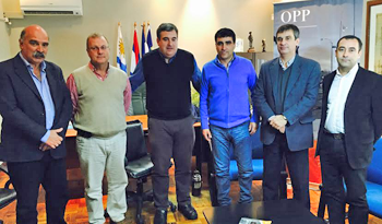 Director de la Oficina de Planeamiento y Presupuesto, Álvaro García, junto a autoridades departamentales tras firma de convenios
