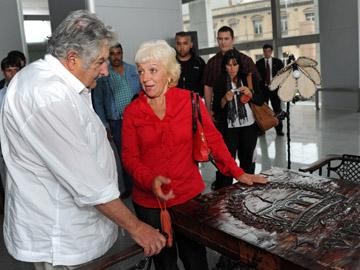 Presidente Mujica recorriendo la muestra