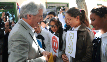 Alumnos de la Escuela de Carlos Reyles reciben al Presidente Tabaré Vázquez