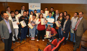 Estudiantes reciben diploma en electricidad