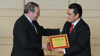 Ministro Ehrlich entrega placa recordatoria de ex embajador mexicano, Muñiz Arroyo