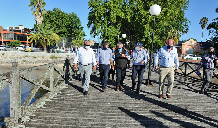 Autoridades recorriendo puerto de Nueva Palmira