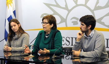 La ministra Marina Arismendi flanqueada por Maite López, de la IMM, y Santiago Soto, director del INJU