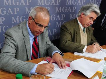 Autoridades del MGAP y el INIA firman el convenio para instalar la nueva planta de análisis de suelos
