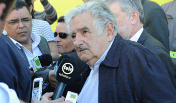 Presidente José Mujica en recorrida por fábricas en Minas