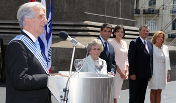 El Presidente Tabaré Vázquez saluda a la multitud a delegaciones extranjeras que lo acompañaron en la Plaza Independencia