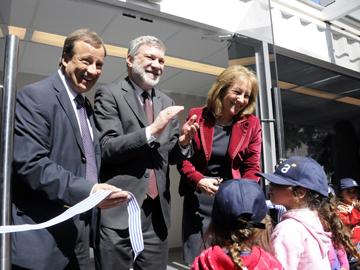 Autoridades en inauguración de centro de atención “Tienda Antel”