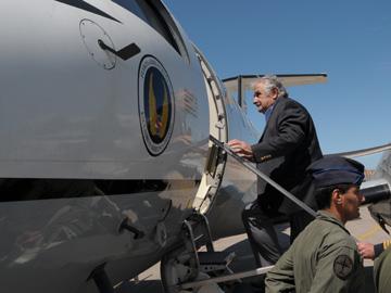 Presidente Mujica subiendo al avión