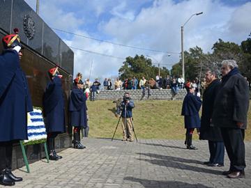 Presidente Mujica y e intendente Enciso haciendo entrega de ofrenda floral en actos de Florida