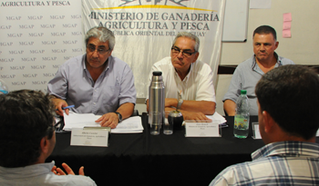 Ministro Enzo Bench, con interantes de organizaciones sociales de San José