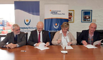 Ministra Liliam Kechichian y del director de Uruguay XXI, Antonio Carámbula, en firma de contrato por uso de la marca Uruguay Natural