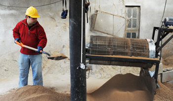 Obrero trabajando en fábrica de bloques