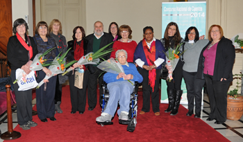Autoridades junto a mujeres premiadas