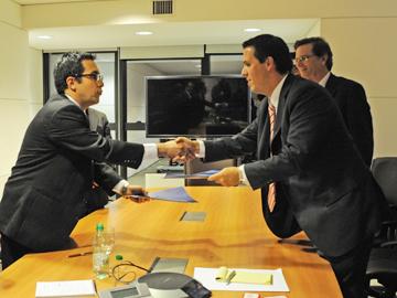 Prosecretario de Presidencia, Diego Cánepa y jefe de Negociación del Ministerio de Planificación de Bolivia, Jaime Garrón