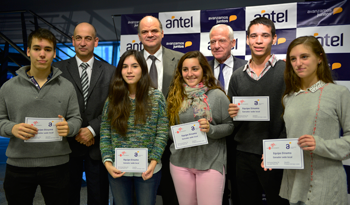 Autoridades de ANTEL junto al equipo "Dínamo", ganador del premio "24 horas de innovación"