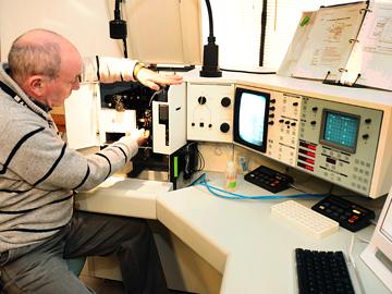 Técnico prendiendo una máquina