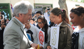 Presidente Vázquez junto a escolares.
