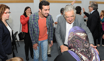 Presidente Mujica saluda a integrantes de familias sirias que llegaron a Uruguay