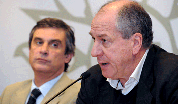 Ministro Ernesto Murro, acompañado del director de OPO, Álvaro García
