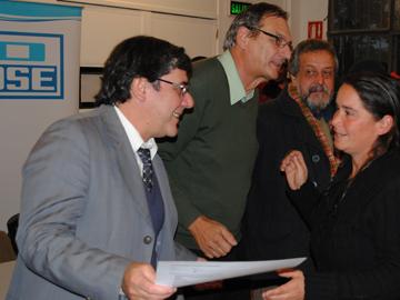 Alumna recibe diploma