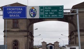 Puente entre Uruguay y Brasil sobre el río Yaguarón Puente entre Uruguay y Brasil sobre el río Yaguarón