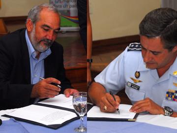 Autoridades firmando