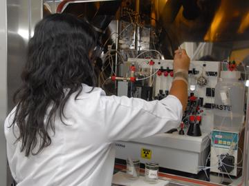 Persona trabajando en un laboratorio