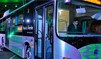 Ómnibus eléctrico en las calles de Montevideo