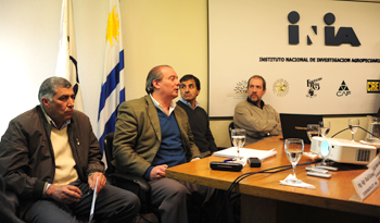 Director del INIA, Pablo Montossi, y director de Desarrollo Rural, José Olascuaga, presentaron datos sobre entrega de ración animal