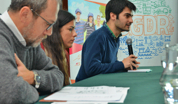 Autoridades en presentación de proyectos juveniles