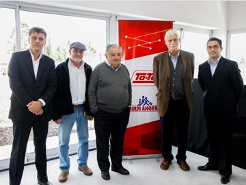 Presidente Mujica, representantes del Plan Juntos y de empresa que realizó donación