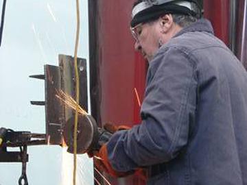 Hombre trabajando en soldadura