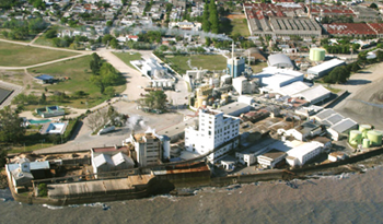 Planta de Fanapel contigua al puerto de Juan L Lacaze
