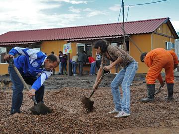 Vecinos distribuyendo pedregullo en la senda de acceso al barrio Ceibal Sur de Salto Vecinos distribuyendo pedregullo en la senda de acceso al barrio Ceibal Sur de Salto
