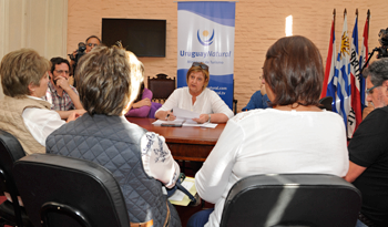 Ministra Liliam Kechichian con vecinos de MInas