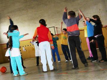 Niños haciendo deportes