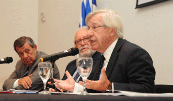 El ministro Danilo Astori en la presentación del estudio de OCDE sobre Uruguay