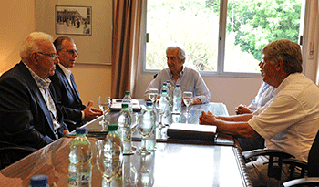 Presidente Tabaré Vázquez reunido con dirigentes gremiales del sector lechero