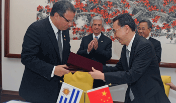 Intendente de Rocha, Aníbal Pereyra, con gobernador de Guangdong de China, Zhu Xiaodan