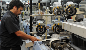 Taller de Cooperativa textil apoyada por el Fondo de Desarrollo (FONDES)