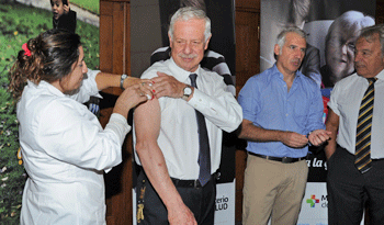 Ministro Basso en puesto público de vacunación