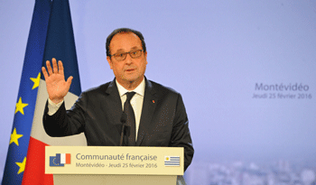 François Hollande en el Liceo Francés de Montevideo.