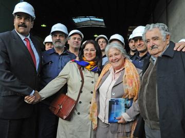 Presidentes Mujica y Maduro en empresa URUTRANSFOR S.A.