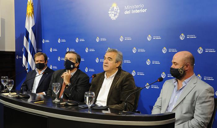 Autoridades de los ministerios de Interior y Ganadería