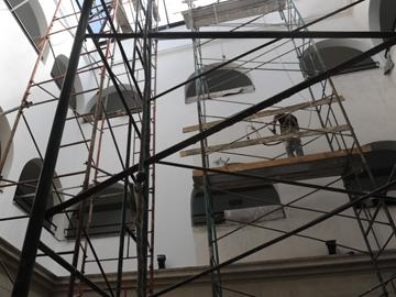 Obrero pintando liceo 16