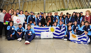 María Auxiliadora Delgado junto a la delegación uruguaya que disputará las Olimíadas Especiales